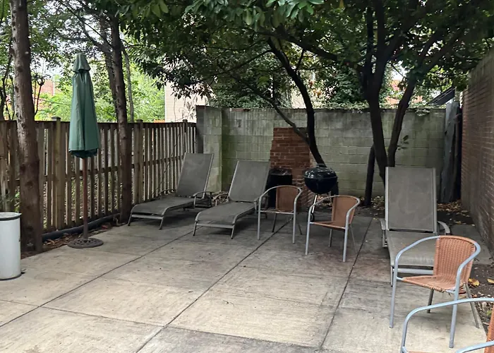 Large Duplex Apt 2Bdrm 1Den-Metro