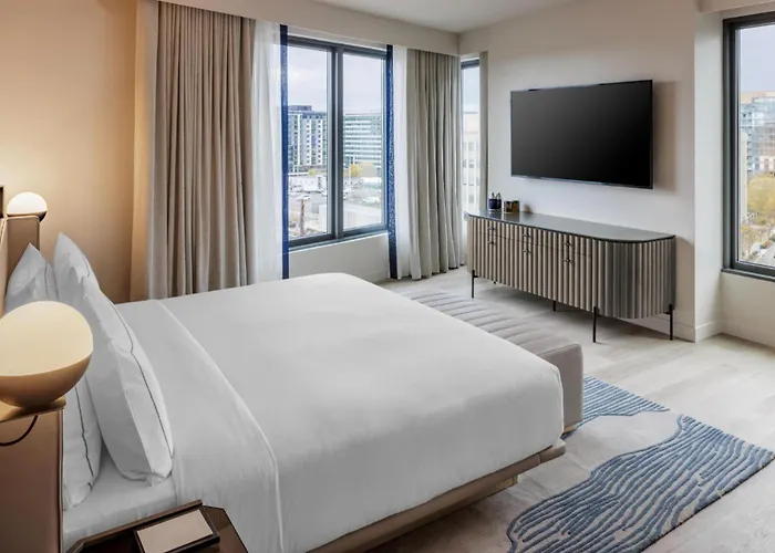 Family Hotel: The Morrow Washington Dc, Curio Collection By Hilton